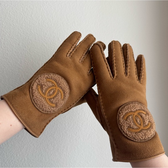 NWT🤎CHANEL🤎Fuzzy Shearling Suede Gloves Teddy Brown Coco Neige 2024/25C - Picture 1 of 14